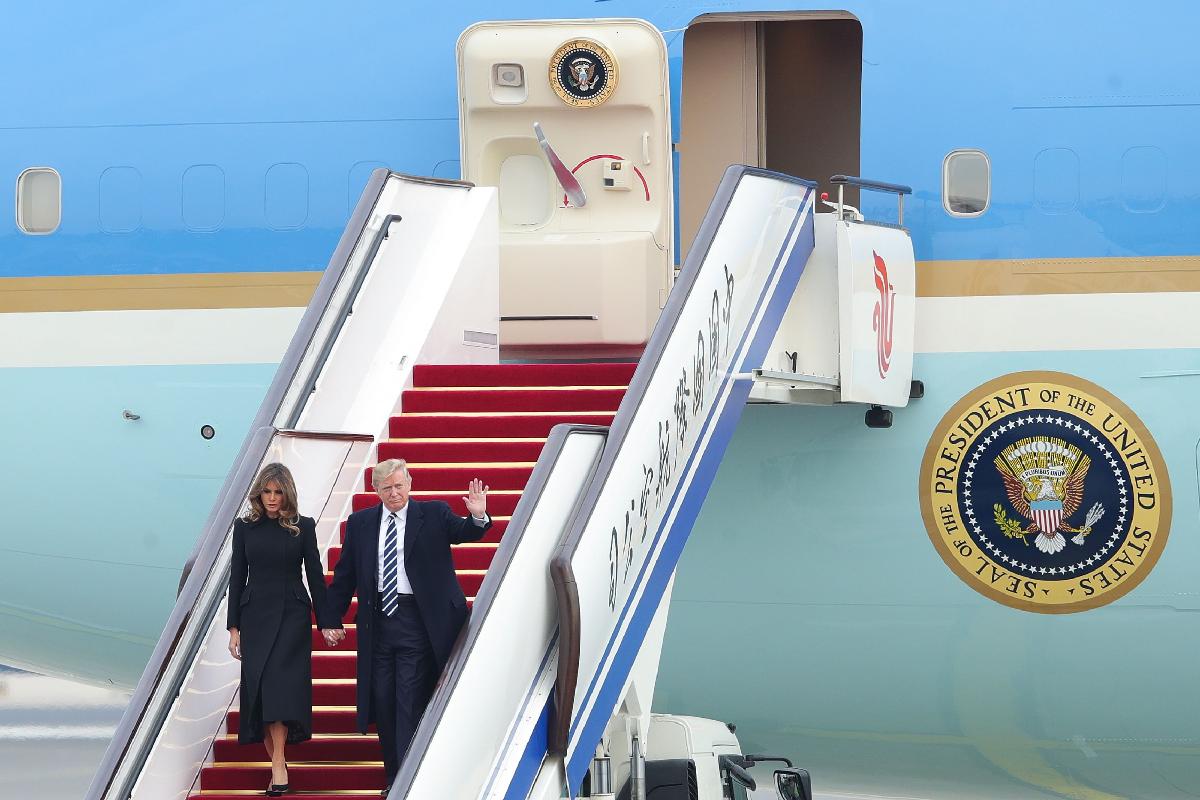 O presidente dos Estados Unidos, Donald Trump, e a primeira-dama Melania Trump desembarcam em Pequim | LINTAO ZHANG/
AFP