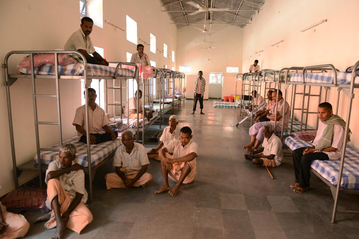 Moradores de rua de Hyderabad foram levados para um abrigo antes da chegada de Ivanka Trump à cidade | NOAH SEELAM/
AFP