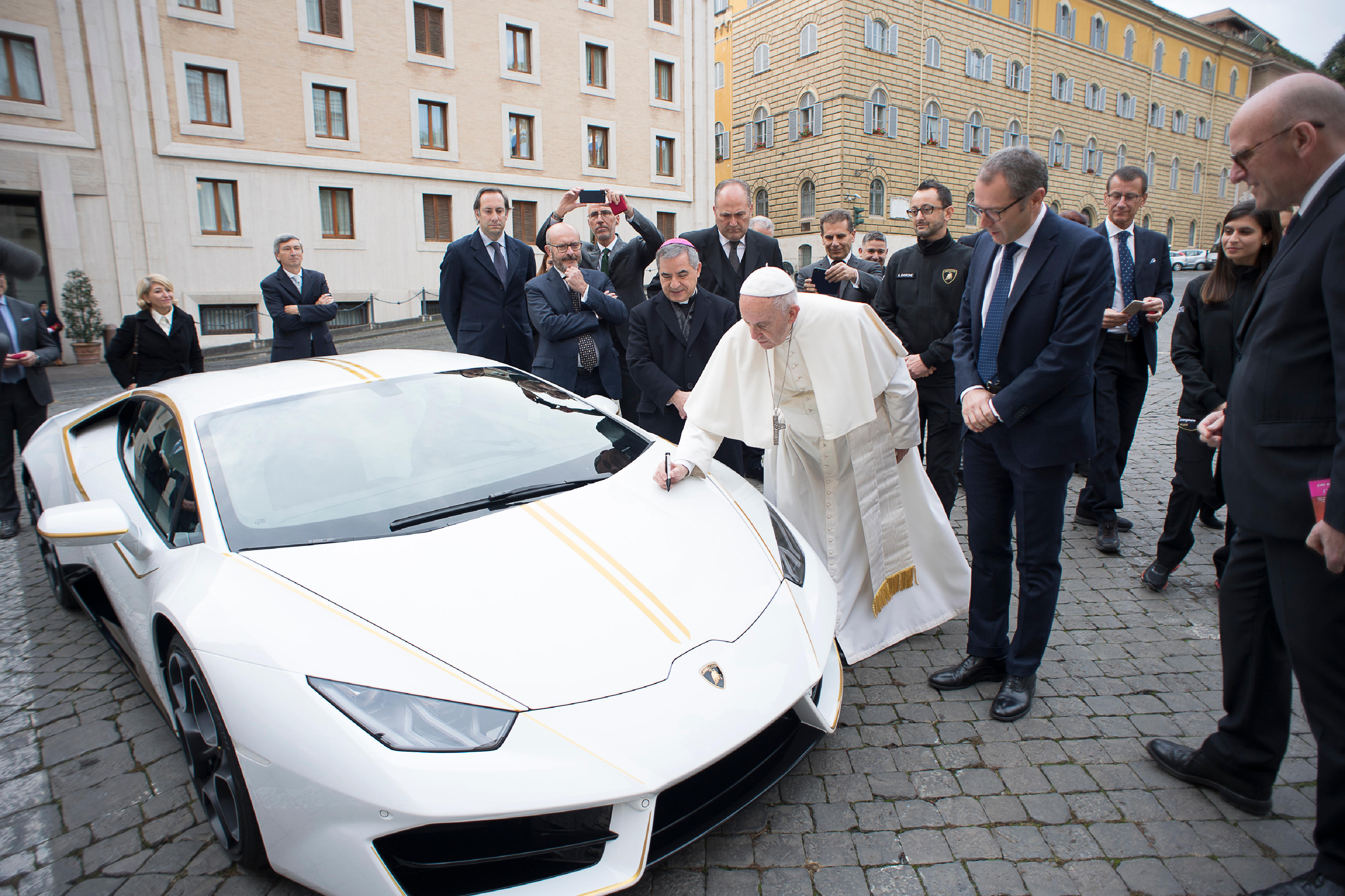 A Lamborghini com as cores do Vaticano e o papa: dinheiro arrecadado com o leilão será usado para reconstruir casas no Iraque, além de projetos médicos econtra trafico humano e prostituição. | Handout/AFP
