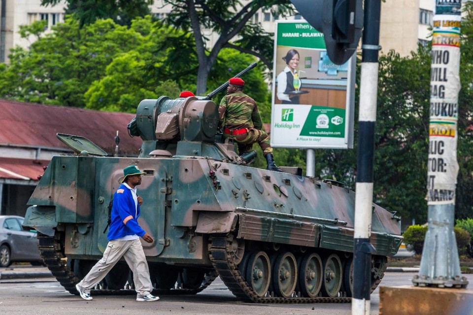 Forças Armadas tomaram conta da capital do Zimbábue, Harare | JEKESAI NJIKIZANA/AFP