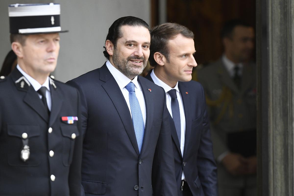 O presidente francês, Emmanuel Macron (à direita), e o primeiro-ministro libanês, Saad Hariri, depois do encontro no palácio presidencial do Eliseu, em 18 de novembro de 2017, em Paris. Hariri chegou na França depois de passar uma “temporada” na Arábia Saudita, onde seu anúncio de demissão chocante há duas semanas provocou acusações de que ele estava sendo mantido contra sua vontade. | BERTRAND GUAY/AFP
