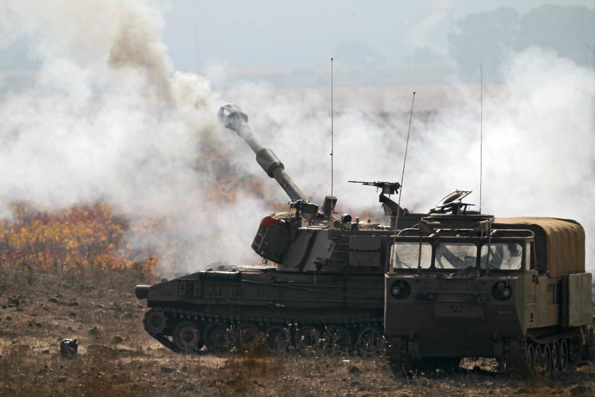 Tanques israelenses perto da fronteira da Síria, no Golan Heights | JALAA MAREY/AFP
