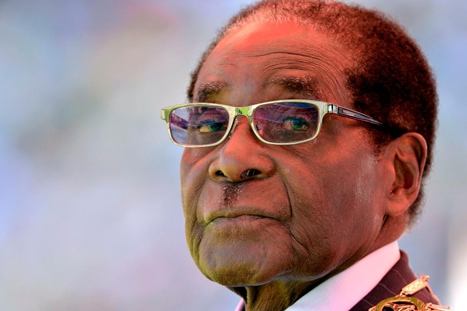 Após ser confinado pelos militares em sua própria residência, Mugabe fez sua primeira aparição pública nesta sexta-feira (17) | ALEXANDER JOE/AFP