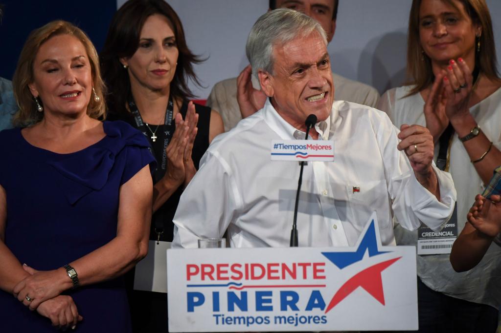 Resultados preliminares colocam o empresário e economista Sebastián Piñera, em primeiro lugar, mas sem o número de votos suficientes para ganhar em primeiro turno | Martin Bernetti/AFP