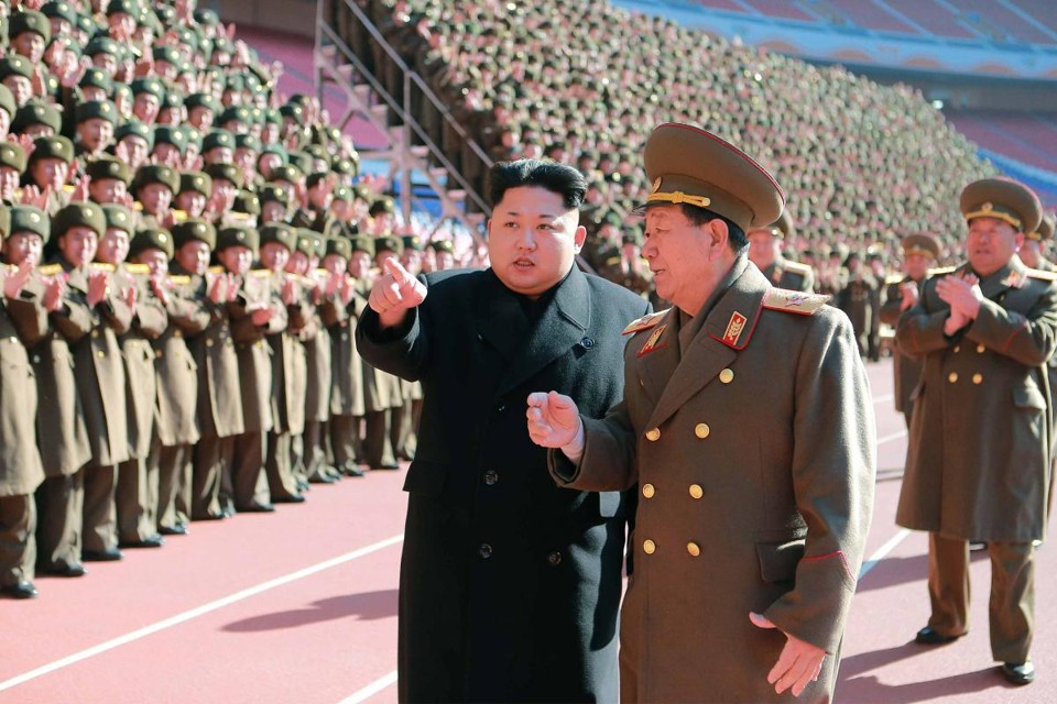 Ditador Kim Jong-un, durante evento militar: empresas com laços comerciais junto a país governado por ele estão sendo punidas pelos Estados Unidos | AFP