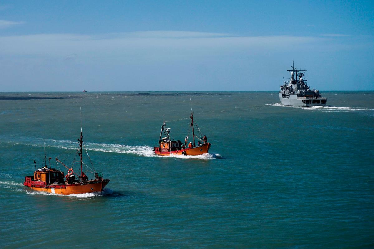 Equipes buscam pelo submarino ARA San Juan, desaparecido desde a última quarta-feira (15) | EITAN ABRAMOVICH/AFP