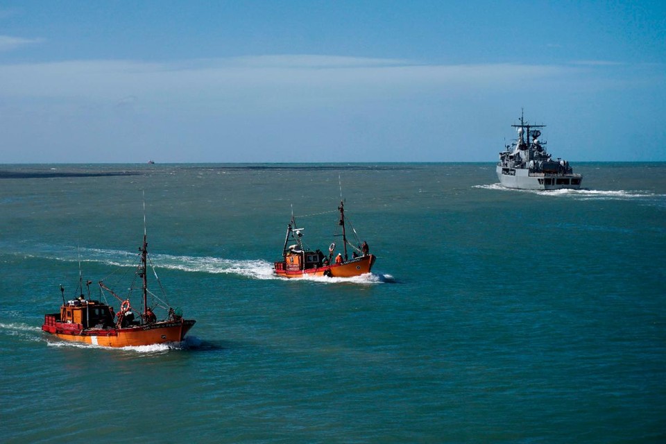 Equipes buscam pelo submarino ARA San Juan, desaparecido desde a última quarta-feira (15) | EITAN ABRAMOVICH/AFP