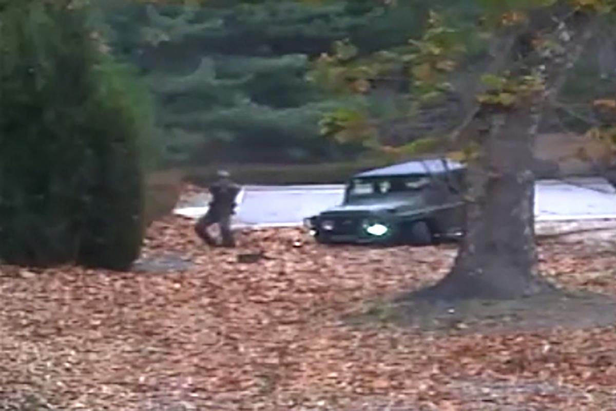 Imagem fornecida pelo Comando das Nações Unidas mostra soldado norte-coreano sendo perseguido em Zona Desmilitarizada | AFP