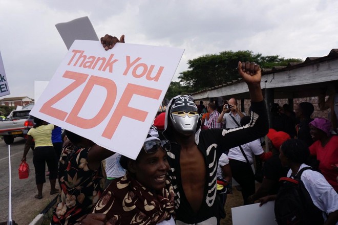Logo após a renúncia de Mugabe, manifestantes foram para as ruas de Harare, capital do Zimbábue, para comemorar | ZINYANGE AUNTONY/AFP