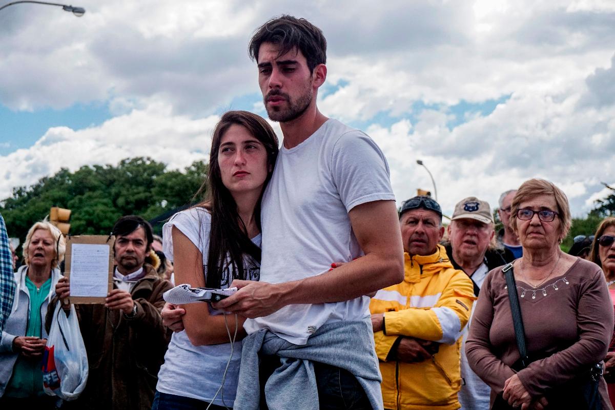 Enquanto as buscas continuam, alguns parentes de tripulantes do San Juan decidiram ir para casa e outros ficaram na base da Marinha | EITAN ABRAMOVICH/AFP