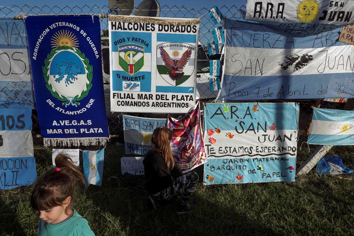 Mensagens de apoio para os 44 membros da tripulação do submarino desaparecido argentino pendurado fora da base da Marinha argentina em Mar del Plata, na costa atlântica ao sul de Buenos Aires, em 22 de novembro de 2017. | EITAN ABRAMOVICH/AFP