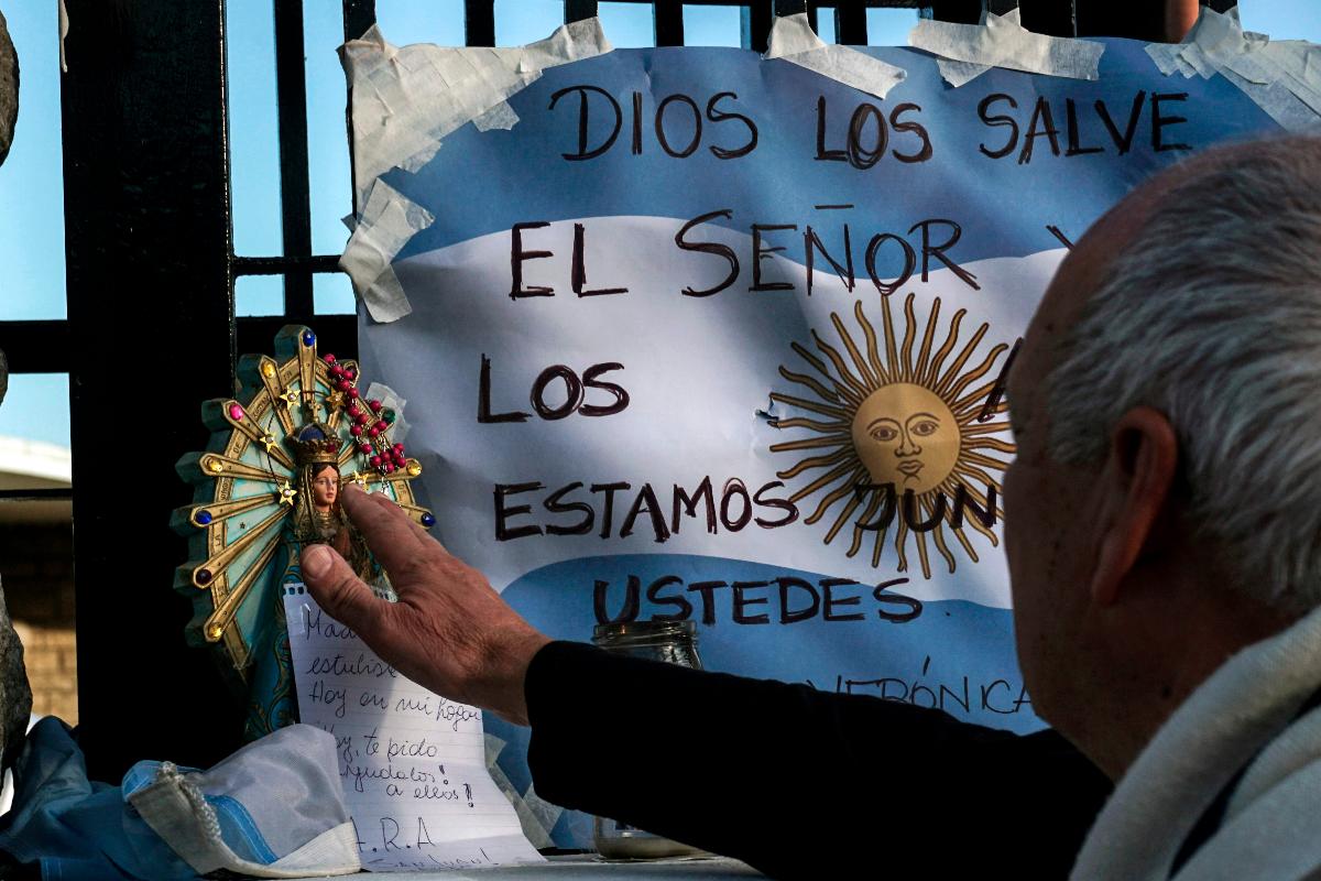 Argentinos deixam mensagens de apoio aos 44 membros da tripulação do submarino desaparecido | EITAN ABRAMOVICH/AFP