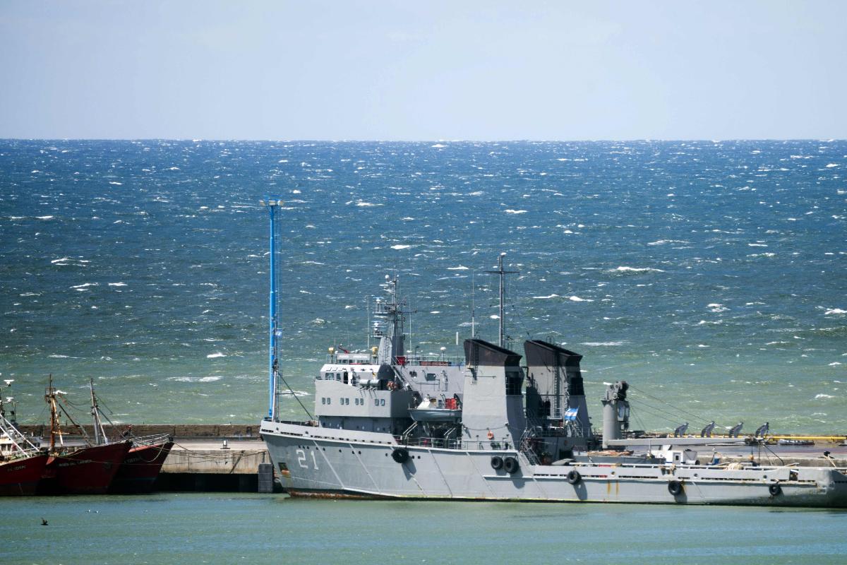 Navio da Marinha argentina é ancorado no porto de Comodoro Rivadavia, em Chubut | PABLO VILLAGRA/AFP