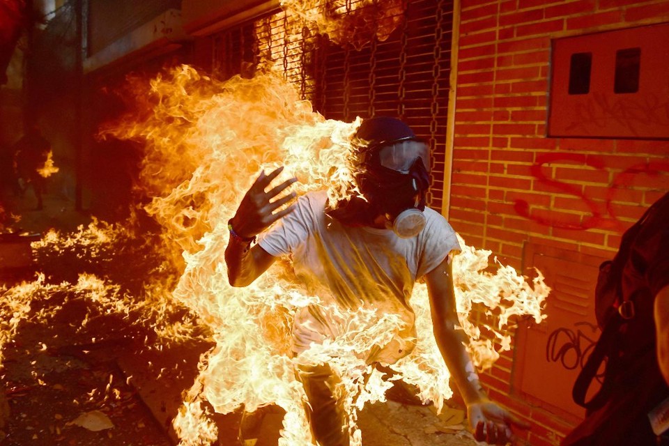 Opositor pega jogo durante protesto contra o governo Maduro, em Caracas, capital da Venezuela. | RONALDO SCHEMIDT/AFP