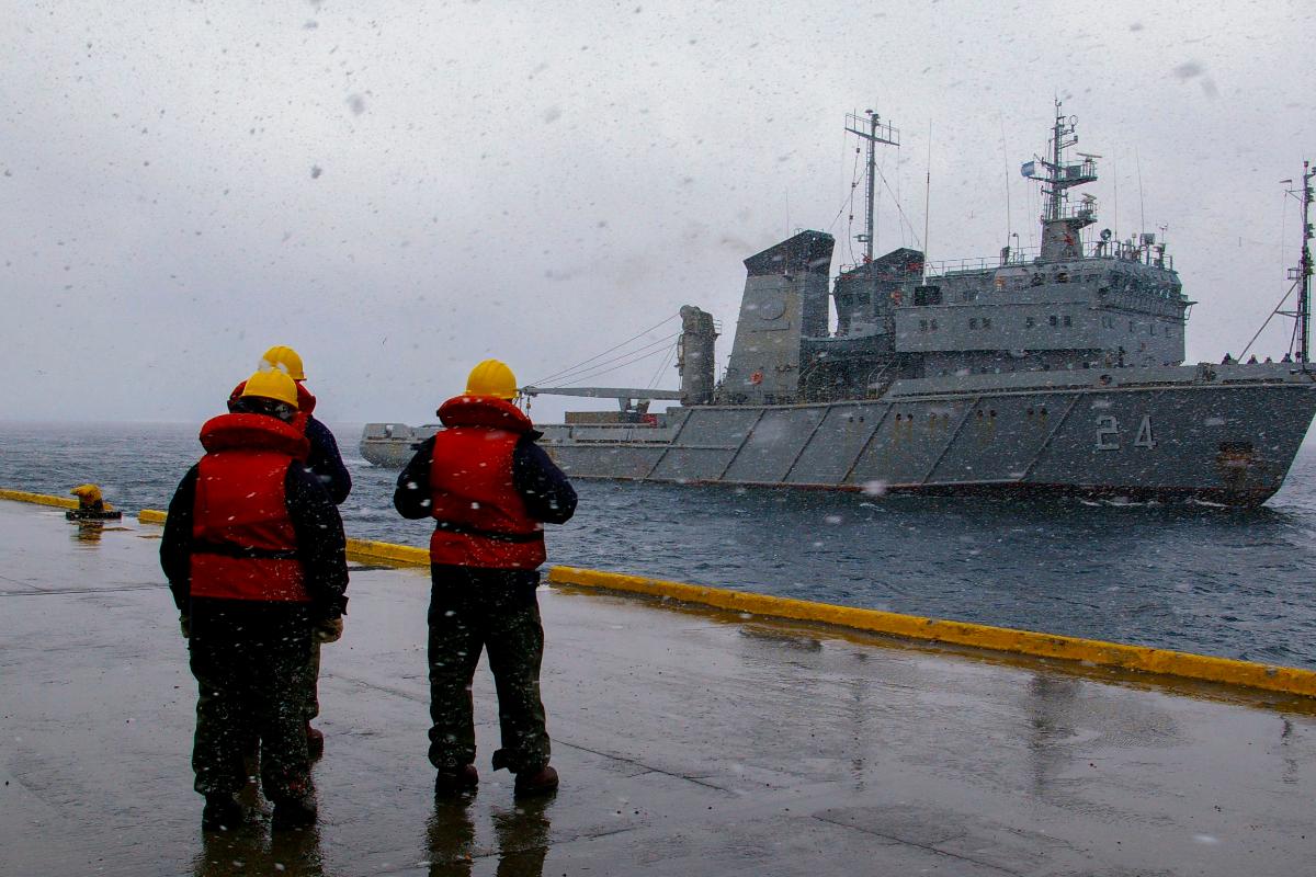 Equipes trabalham na busca pelo submarino ARA San Juan, desaparecido no último dia 15 | HO/AFP