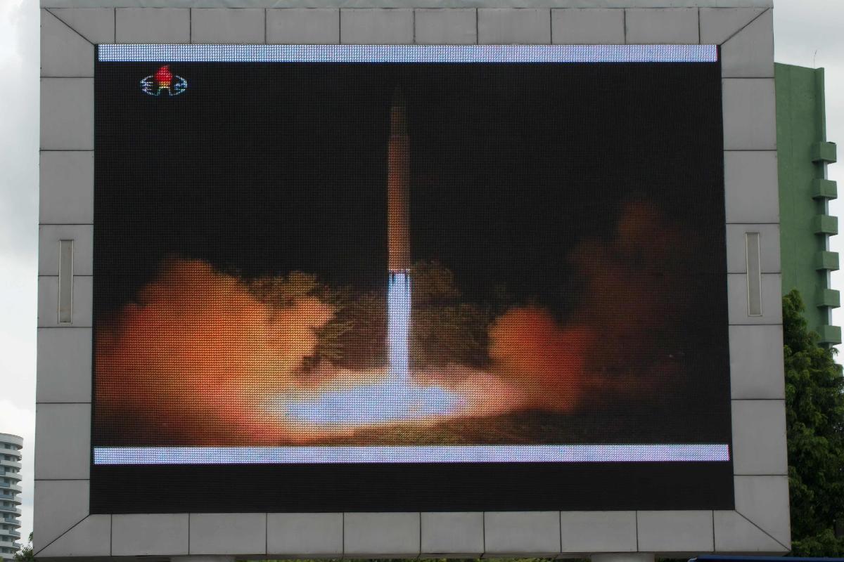 Esta foto de arquivo tirada em 29 de julho de 2017 mostra a cobertura de um teste de míssil ICBM exibida em uma tela de uma praça pública em Pyongyang. Um foguete lançado pela Coreia do Norte voou cerca de 1.000 quilômetros (620 milhas) antes de cair no Mar do Japão, disse o Pentágono nesta terça-feira, 28 de novembro de 2017. De acordo com uma avaliação inicial, o míssil foi lançado de Sain Ni, na Coreia do Norte | KIM WON-JIN/
AFP