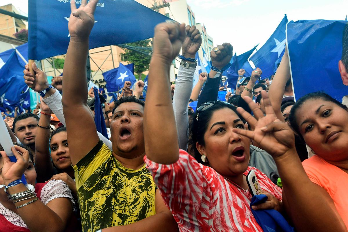 Apoiadores do presidente Juan Orlando Hernández foram às ruas, em Tegucigalpa, em 28 de novembro | RODRIGO ARANGUA/AFP
