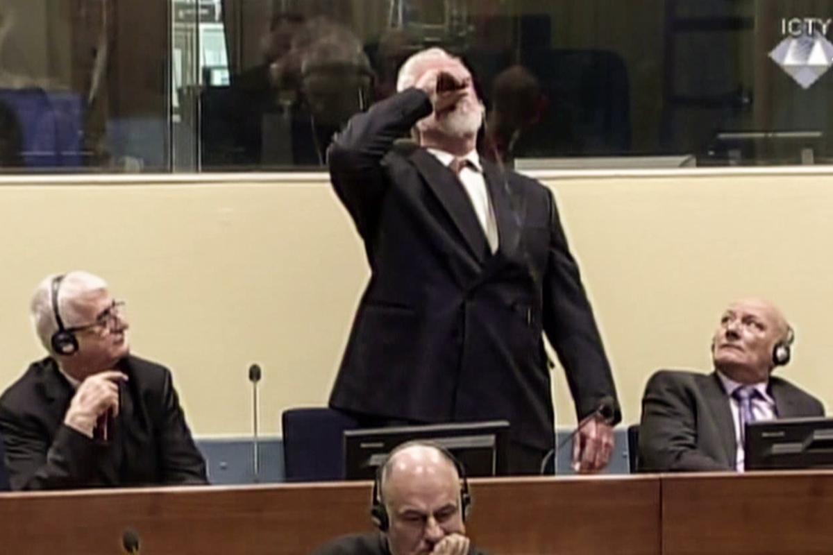 “Eu acabei de beber veneno. Eu não sou um criminoso de guerra, me oponho a essa condenação", disse Praljak | AFP