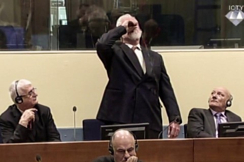 Condenado por crimes de guerra bebe veneno durante julgamento e morre “Eu acabei de beber veneno. Eu não sou um criminoso de guerra, me oponho a essa condenação", disse Praljak | AFP