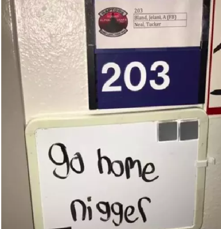 Porta de dormitório na Escola Preparatória da Academia da Força Aérea dos Estados Unidos tem pichação com mensagem racista | Reprodução