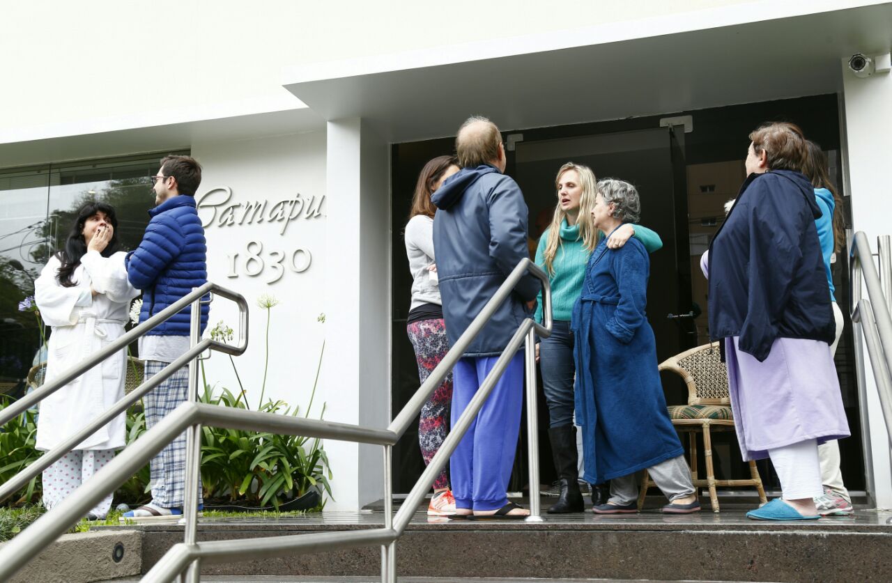 A síndica Ângela Camargo (verde)abriu as portas do prédio em que mora para acolher vizinhos | Aniele Nascimento/Gazeta do Povo