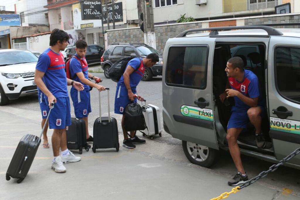 Jogadores do Paraná chegam de táxi a Maceió. | Albari Rosa/Gazeta do Povo - enviado especial