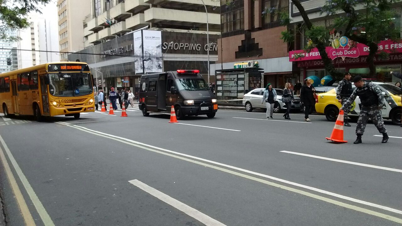 Av. Marechal Deodoro está bloqueada por causa da suspeita de bomba. | Angieli Maros/Gazeta do Povo