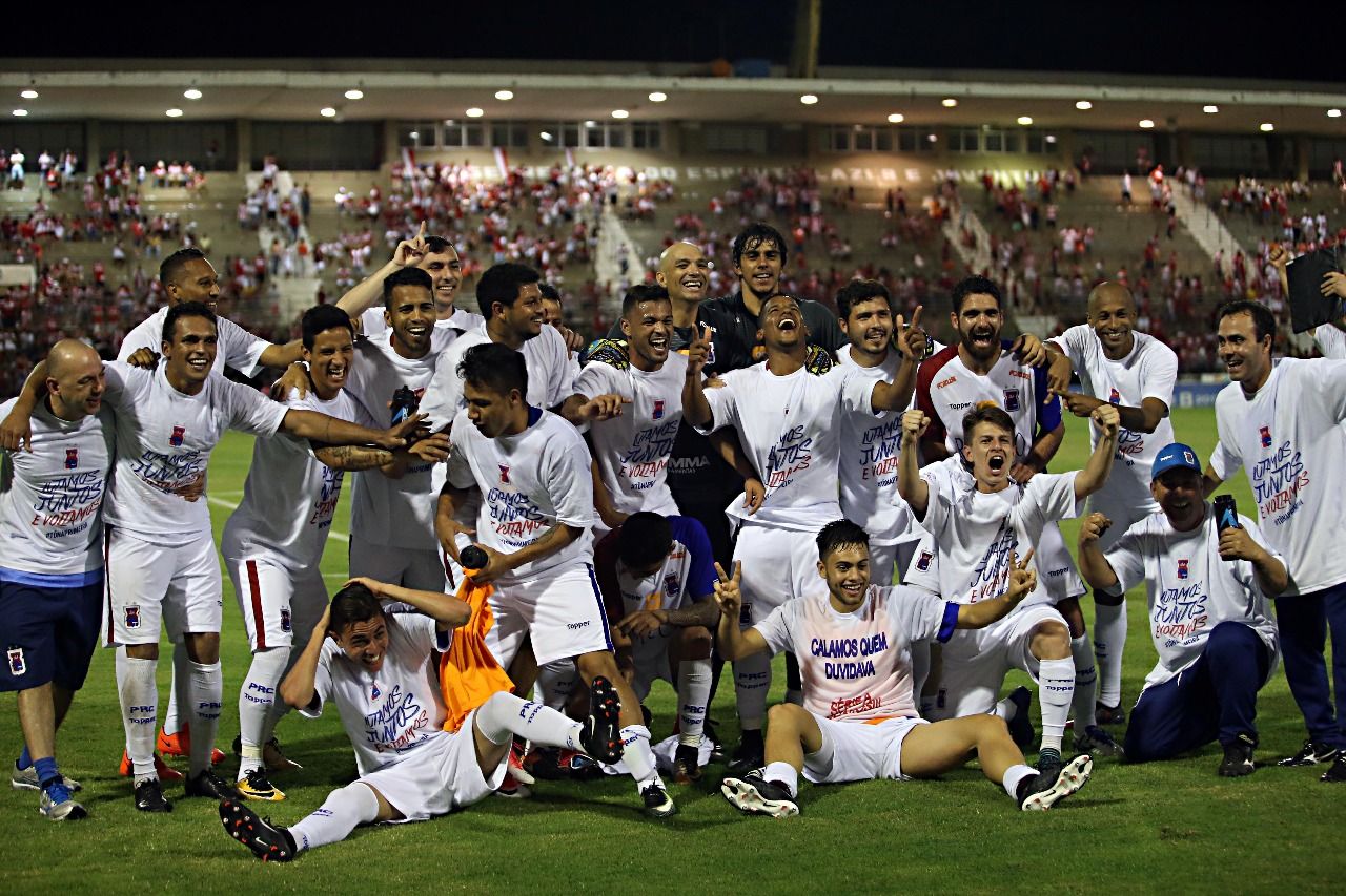 Festa paranista no gramado após a conquista do acesso. | Albari Rosa/Gazeta do Povo