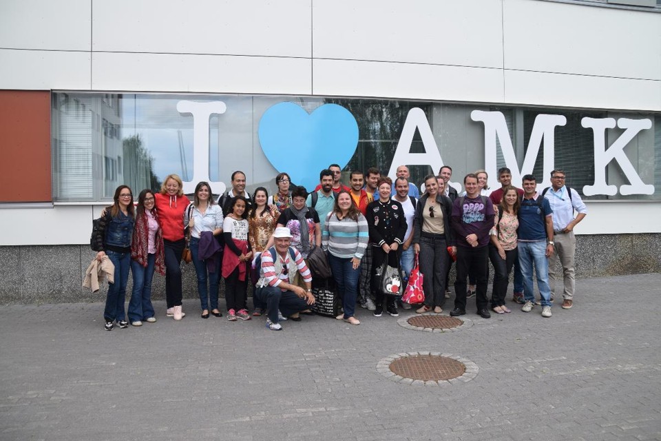 Grupo de professores em frente a TAMK (Tampere University of Applied Sciences), | Cortesia/IFPR.