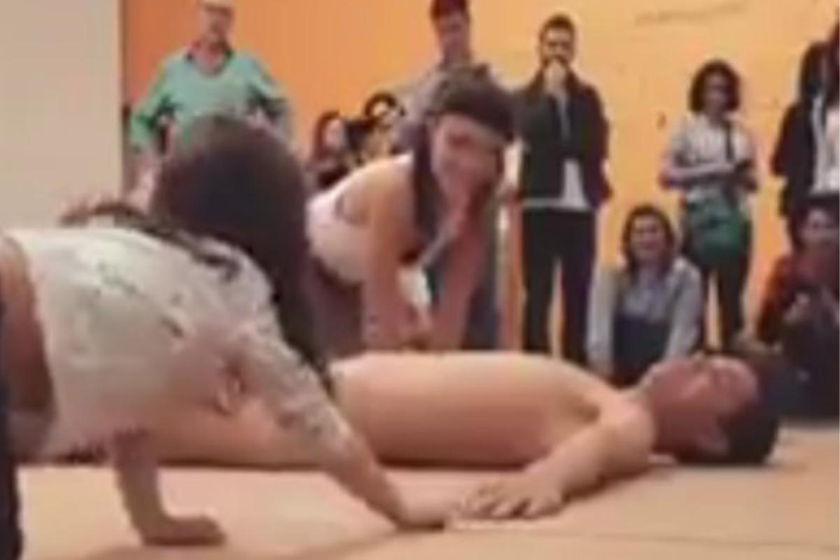 Durante performance La Bête no museu, em setembro, uma criança interagiu com um artista nu | Reprodução