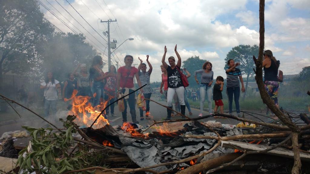 Muleheres queimam objetos na frente do 11º DP | Daniel Caron/Gazeta do Povo