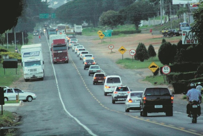 Trecho de pista simples da PR-323 tem fila e muito movimento nos horários de picos. | Antonio Roberto/Ilustrado