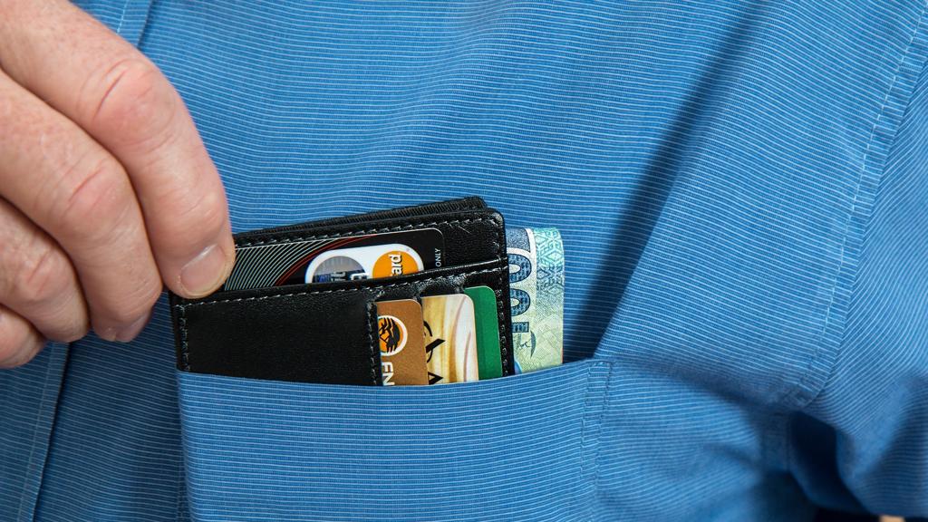 Mesmo com baixa no juros, brasileiro ainda usa o cartão de crédito de forma descontrolada | Pixabay