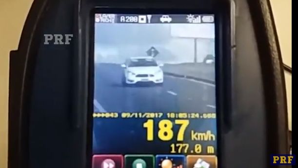 Ford Focus foi flagrado a 187 km/h em Balsa Nova. | PRF/
