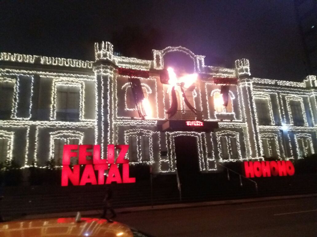 Incêndio na área externa do Shopping Curitiba foi rapidamente controlado. | Eduardo Meneghatti/