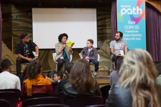 Caio Dib (último, à direita) durante participação em debate no Festival Path | Divulgação