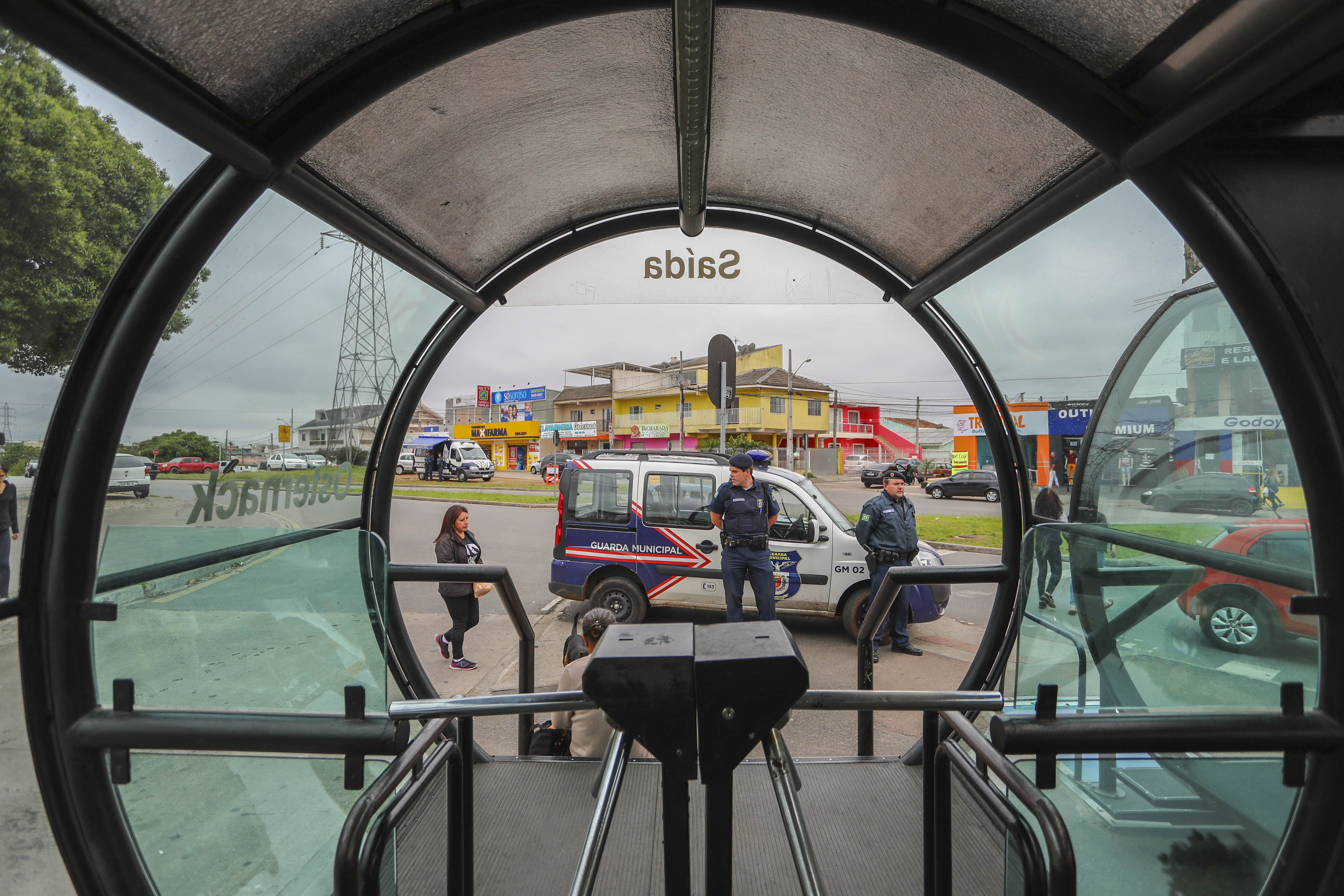 Guarda Municipal patrulha estação-tubo Osternack. | Daniel Castellano/SMCS