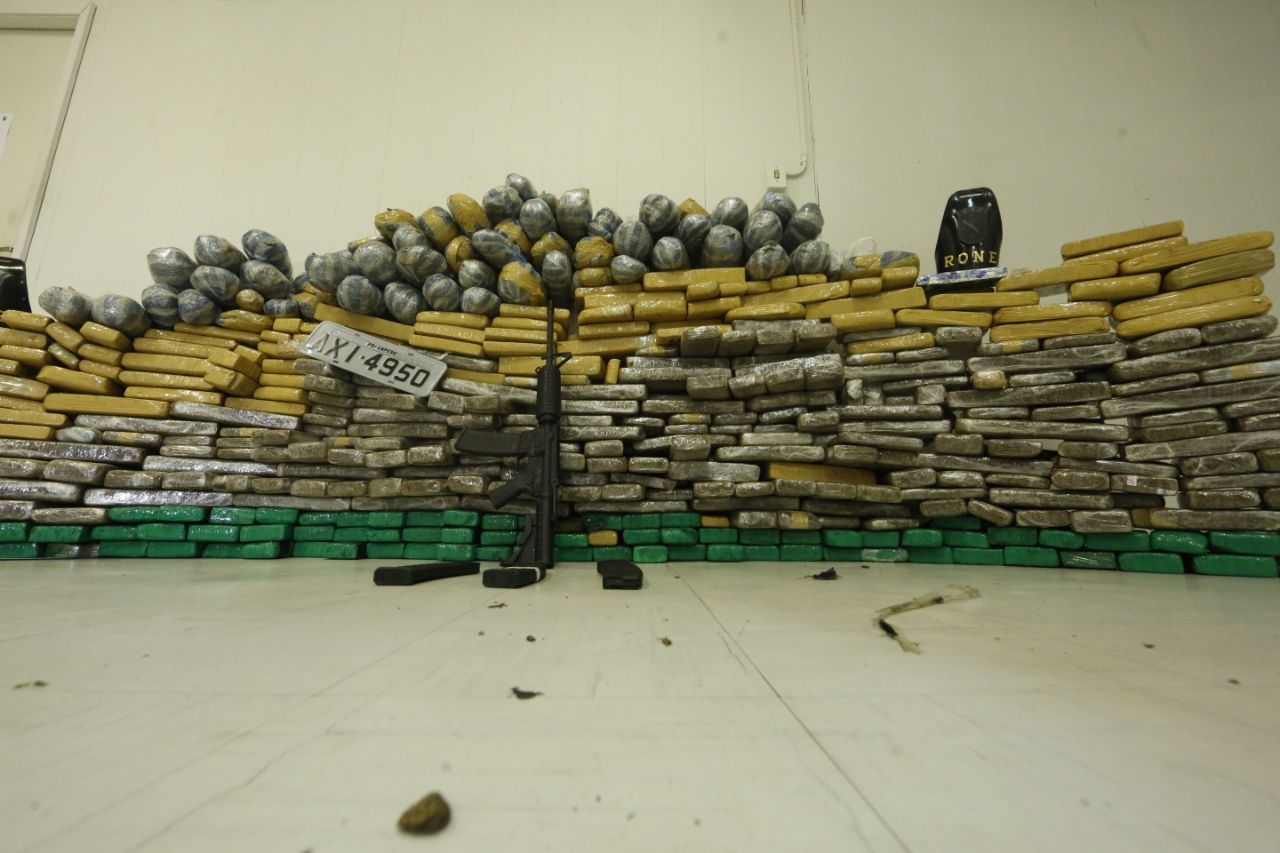 Droga foi apreendida aos poucos durante a noite de segunda-feira (20) em casas no Tatuquara e CIC | Lineu Filho/Tribuna do Paraná