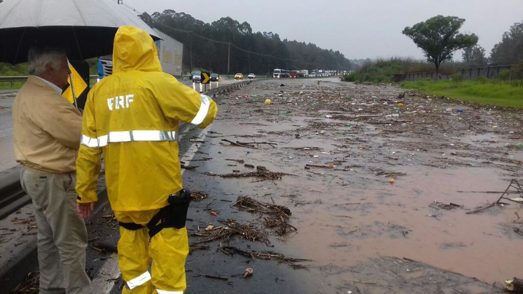 Pista da BR-376 sentido interior foi totalmente bloqueada na altura do quilômetro 493. | PRF/PR