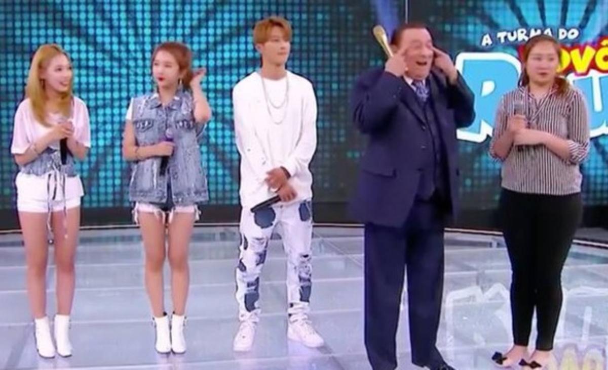 Apresentador Raul Gil e banda sul-coreana no palco: “brincadeiras” geraram críticas nas redes sociais | Reprodução