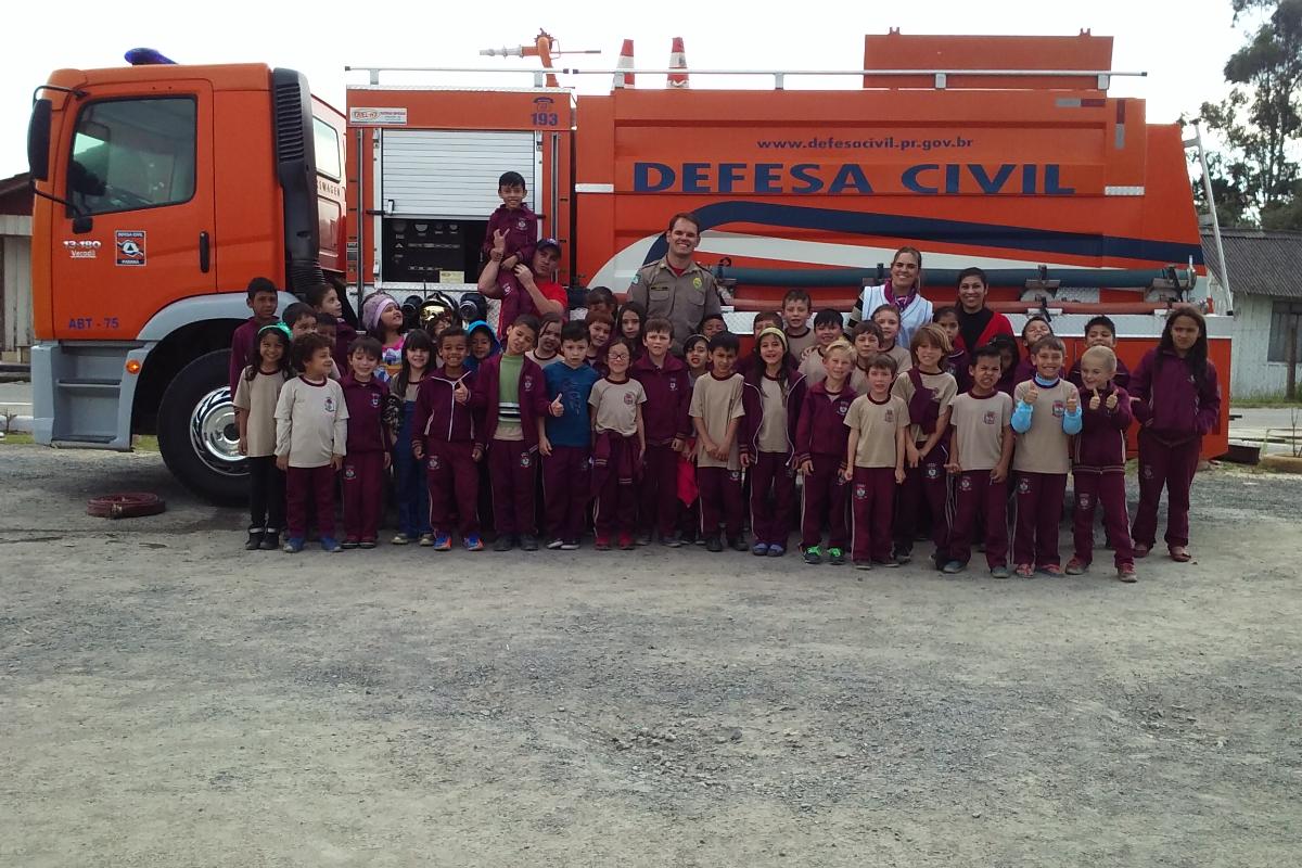 Escola Municipal Alminda Antônia de Andrade vistou o Corpo de Bombeiros do município como prática de atividade do Ler e Pensar |