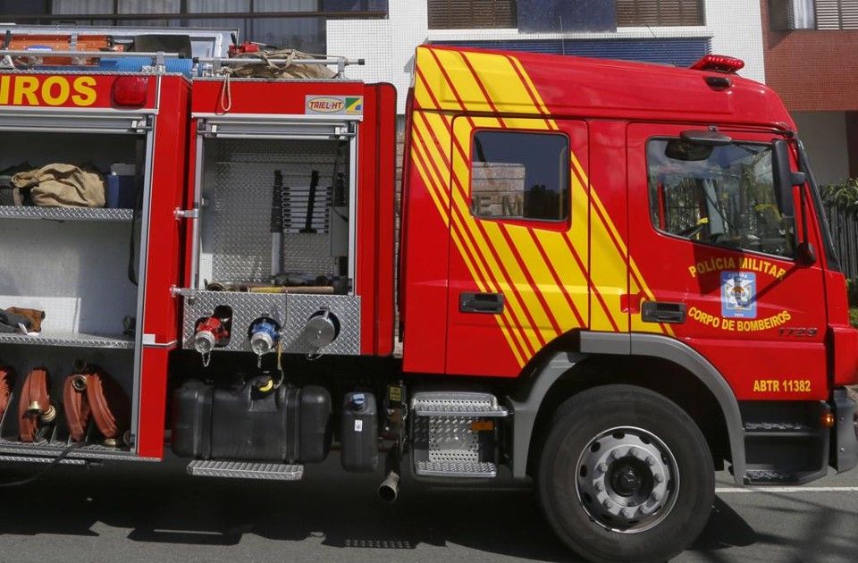 Equipe dos bombeiros foi até à escola para ajudar no resgate | Atila Alberti/Tribuna do Paraná/Arquivo