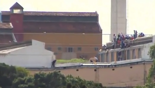 Presos tomam conta do telhado do presídio durante rebelião em Cascavel nesta sexta-feira (10) | RPC TV/Reprodução