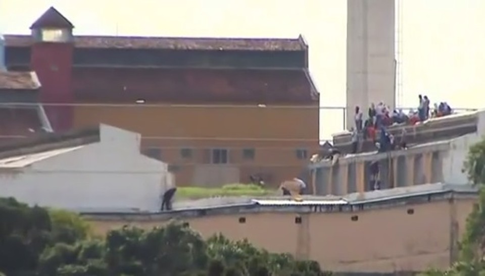 Presos tomam conta do telhado do presídio durante rebelião em Cascavel nesta sexta-feira (10) | RPC TV/Reprodução