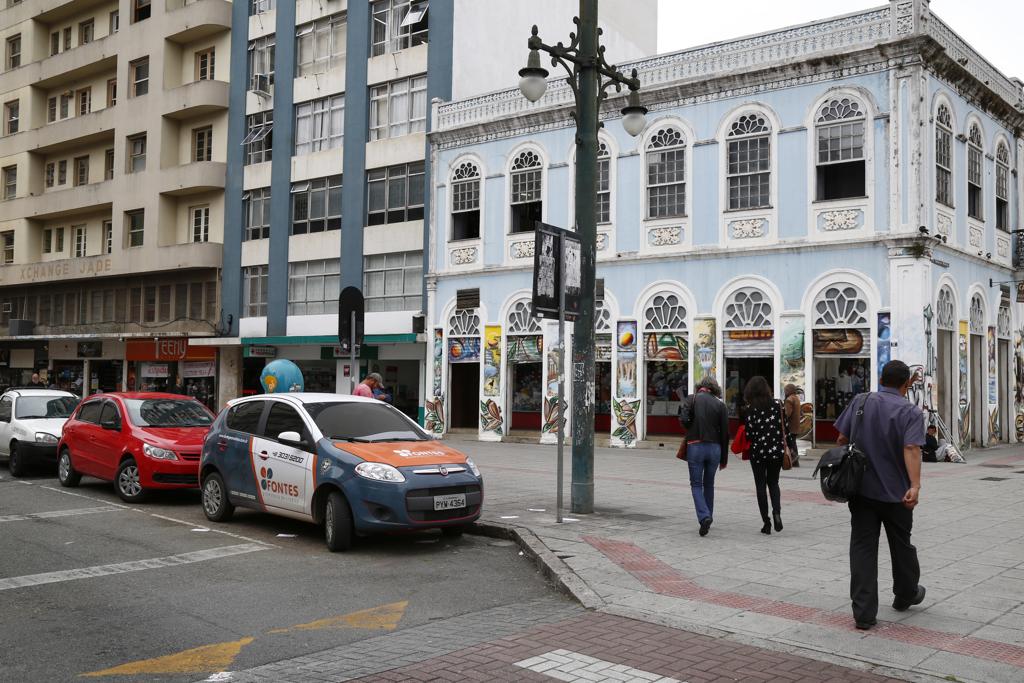 Espaço na Rua Riachuelo onde desde 2015 era ocupado por uma Vaga Viva voltou a ser estacionamento normal. | Aniele Nascimento/Gazeta do Povo