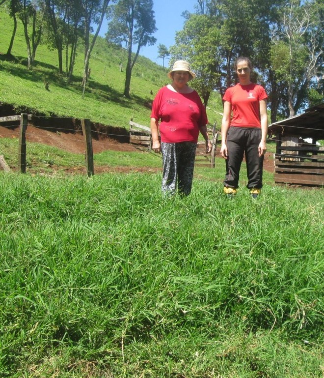 A produtora Jossara Cardoso, de 23 anos, ao lado da mãe, Isaura. As duas concorrem na final do Programa Empreendedor Rural. O projeto delas detalha a construção de um piquete para o gado de leite na propriedade em Marquinho, no Centro-Sul do estado. Estudante de matemática na universidade, Jossara vê no crescimento da atividade um atrativo para permanecer no campo. | Jossara Cardoso