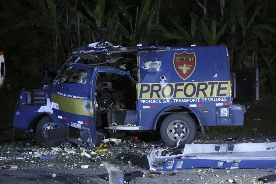 Carro-forte alvejado por tiros de fuzil em Morretes, em julho desse ano. | Lineu Filho/Tribuna do Parana