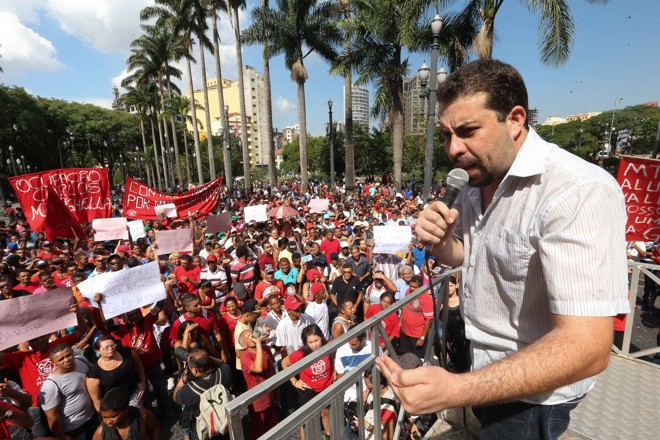 Guilherme Boulos discursa para multidão de integrantes do MTST na Praça da Sé, em São Paulo: hoje ele é o que os líderes dos sem-terra eram nos anos 1990. | Daniel Teixeira/Estadão Conteúdo