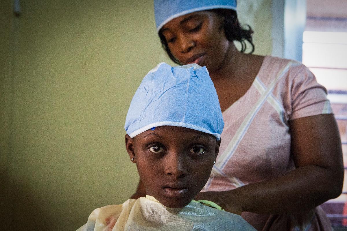 Menina Aminata Conteh, de 8 anos, antes de cirurgia no olho, em hospital na Serra Leoa | JANE HAHN/NYT