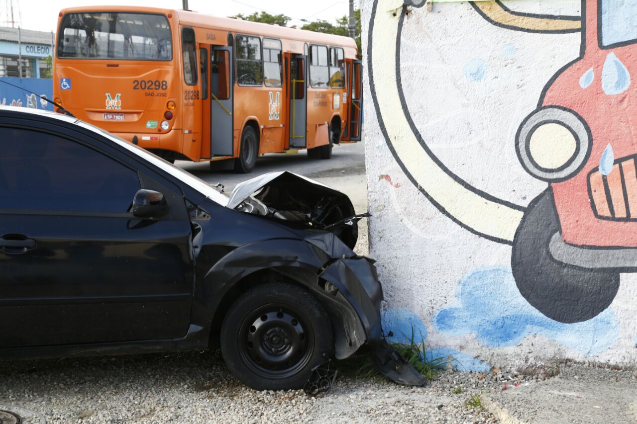 Carro bateu em ônibus e depois colidiu contra muro no Cajuru, na manhã desta sexta (3). | Aniele Nascimento/Gazeta do Povo